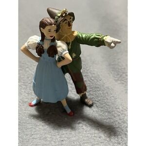 DOROTHY AND SCARECROW 2002 Hallmark Keepsake Christmas Ornament Wizard of Oz